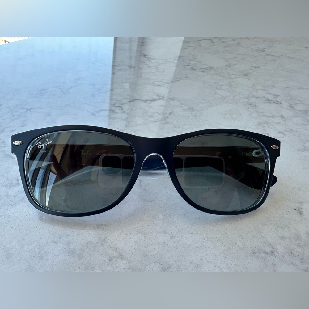 Ray-Ban Wayfarer in Navy Blue